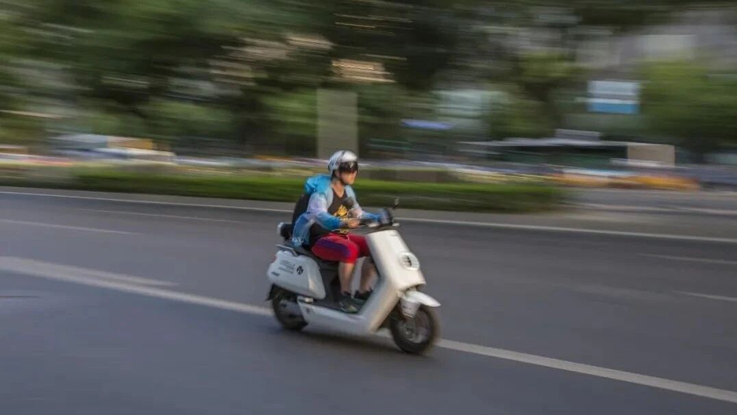 騎電動自行車出行，這些行爲千萬不要有！很危險！