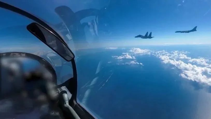 今日演訓現場畫面！多支轟炸機編隊南北雙向穿越台灣海峽