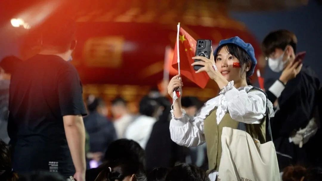 跟21.8萬人一起看升旗是什麽體驗？