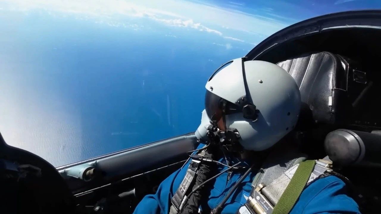 现场视频！飞行员俯瞰宝岛海岸线和中央山脉