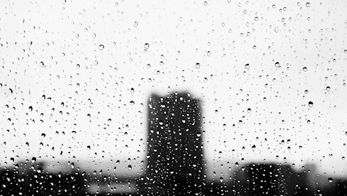 玻璃雨滴下雨天