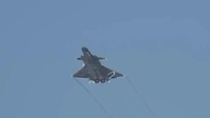 戰機轟鳴！殲-20飛過珠海上空