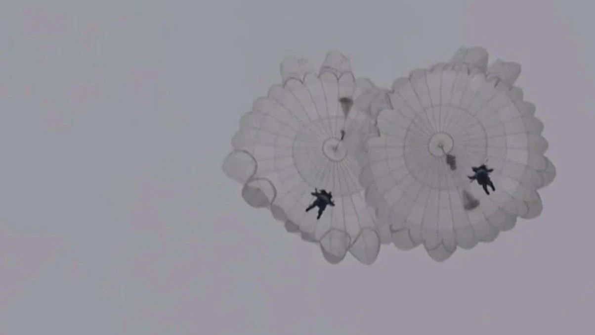 特戰女兵高空跳傘相撞！驚險3秒再現……