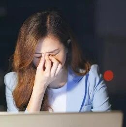 眼睛幹澀發癢要不要滴眼藥水？醫生答疑→