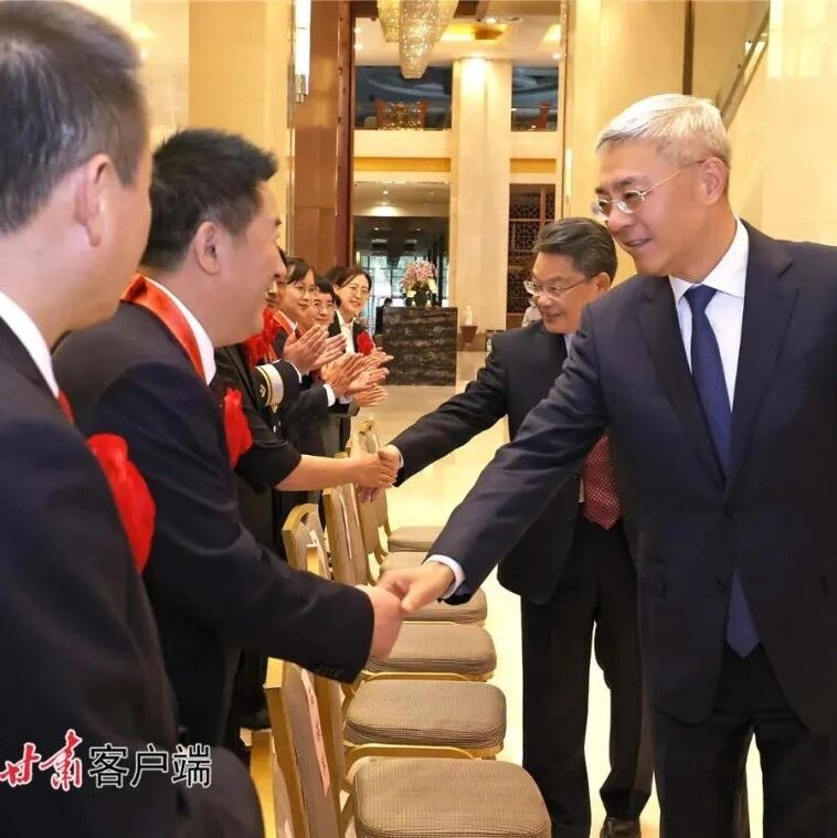 尹弘同甘肅獲全國“人民滿意的公務員”和“人民滿意的公務員集體”稱號受表彰代表座談