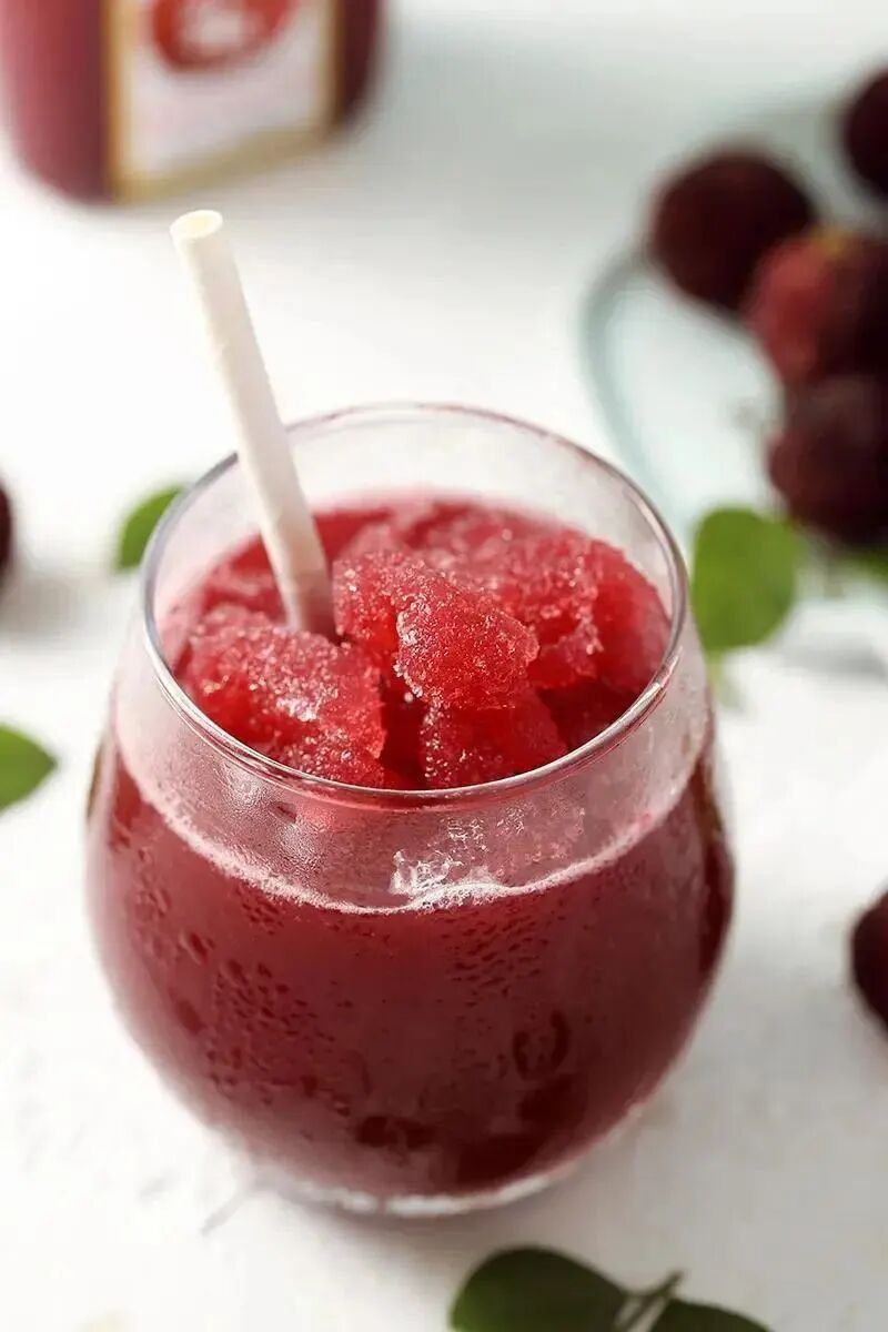 吃着吃着味道就淡如水,热得难受的时候,真的全靠这一口冰镇的杨梅冰沙