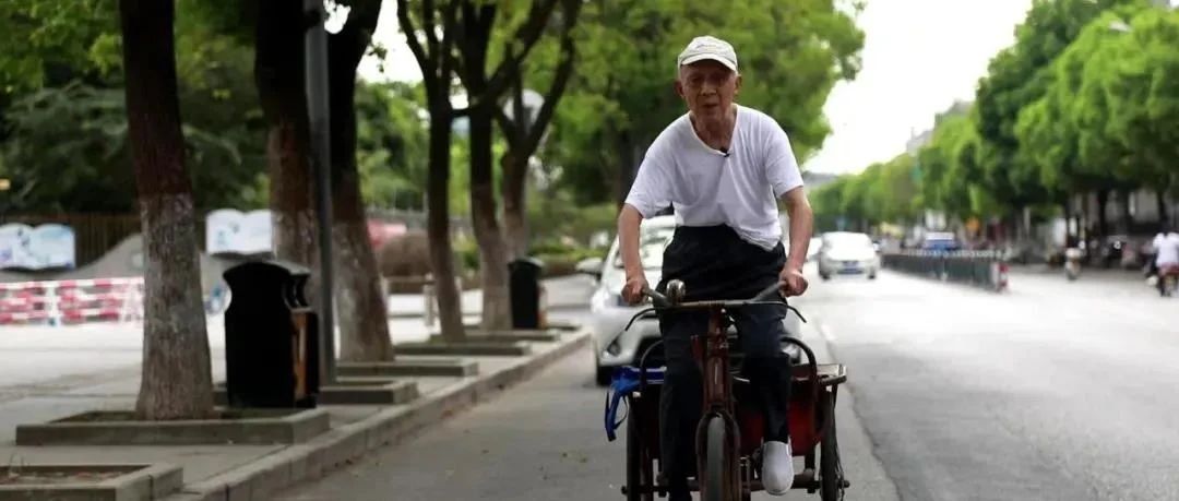 他骨瘦如柴，四處騎車義賣，他走了……