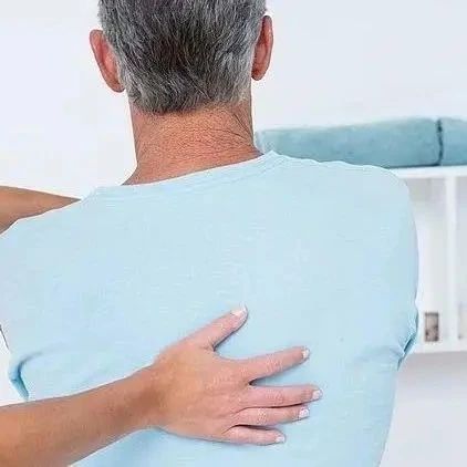 遇到异物卡喉喝醋、拍背？几个常见的错误方法千万要避免