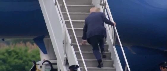 现场视频！特朗普也差点摔了……