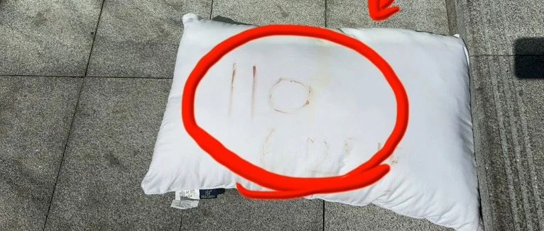 外賣小哥發現帶血枕頭報警，上面寫著“110625”！